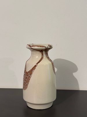 קרמיקה ישראלית קרנת. כד קרמיקה קטן תוצרת קרנת, דוגמת לבה. גובה 17.5 ס״מ