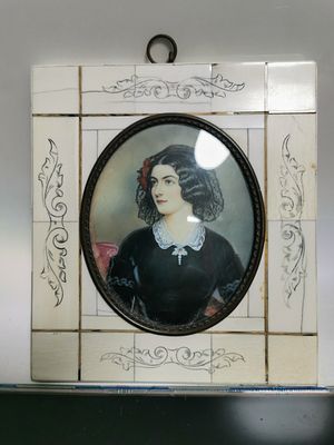 מיניאטורה צרפתית עתיקה יוצאת דופן 
מסגרת משובצת בצבע שנהב מלאכותי של לולה מונטז, נדירה, שנות 