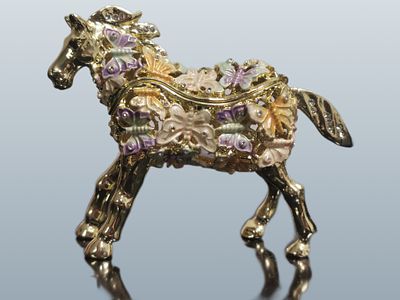 סוס זהב מעוטר בפרפרים בצורת קרן קופל, קופסת תכשיטים מאמייל, קריסטלים אוסטריים בגימור אמייל (10 