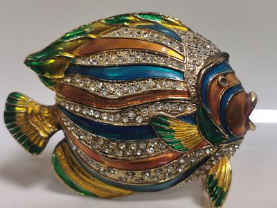 דג זהב מעוטר קריסטלים. קרן קופל דג זהב מעוטר קריסטלים אוסטריים 
קופסת תכשיטים אמייל 
גודל - כ- 