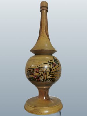 קופסת מגדל תבלינים בצלאל ירושלמית בשמים 
עץ זית נדיר, וינטג' ישן 
(18 ס"מ) x (6 ס"מ) - 115 