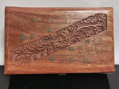 קופסת תכשיטים דקורטיבית משובצת עלי פליז מגולפים ביד 
20 ס"מ x 12.5 ס"מ x 6 ס"מ - 505 גרם