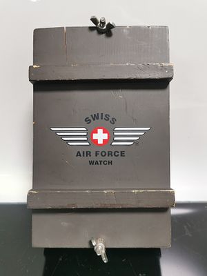 קופסת עץ . שעון חיל האוויר השוויצרי וינטג' ריק 
קופסת עץ לאספנים ALN 001-3025.07 20 ס"מ x 11 ס"מ 