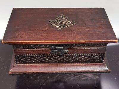 קופסת תכשיטים דקורטיבית מעץ עתיק מגולף ביד, עלה ומתכת 
15 ס"מ x 9 ס"מ x 6 ס"מ - 230 גרם