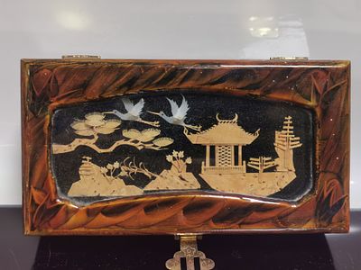 קופסת צללים מעץ הואנגהואלי סינית 
קופסת אחסון תכשיטים בצורת פרח פגודה וציפור 17 ס"מ x 9 ס"מ x 6 