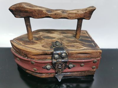 קופסת תכשיטים ספרדית וינטג' מעץ פחם מברזל לעיצוב הבית 18 ס"מ x 14 ס"מ x 9 ס"מ - 470 גרם