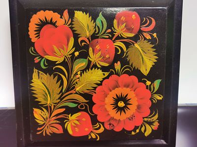 קופסת תכשיטים מצוירת ביד. תכשיט פרחוני רוסי וינטג' של ח'כלומה 
קופסת תכשיטים מצוירת ביד, פריט 