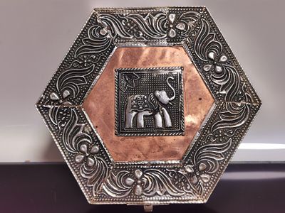 קופסת תכשיטים משושה וינטג' 
פריט אספנות אמנות אסייתית מעץ ומתכת 17 ס"מ x 15 ס"מ x 5 ס"מ - 300 גרם