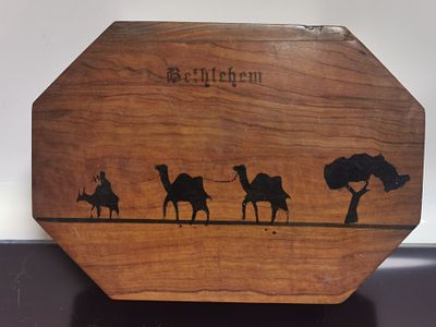 קופסת אתרוג מעץ זית, ירושלים, לפני בצלאל 
פלסטין, בערך 1900, בית לחם, נדיר ביותר 18.5 ס"מ x 