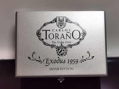 קופסת סיגרים ריקה. קרלוס טורניו אקסודוס המקורי משנת 1959 קופסת סיגרים ריקה מהדורת כסף, פריט 