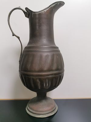 קנקן נחושת עתיק ישן עם ידית פליז דקורטיבית מזרח תיכונית 32 ס"מ 
12 1/2 אינץ' (32 ס"מ) x 8 אינץ' 