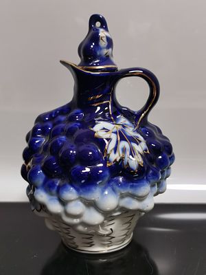 קנקן חרסינה סובייטי, ענבים, זהב קובלט, עיצוב וינטג' מבלארוס, ברית המועצות משנת 1950 
20 ס"מ x 