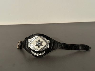 דרגת רס"ב (רב סמל בכיר - רקע לבן), "שעון" ישנה של משטרת ישראל. הדרגה מורכבת מ 2 זרים וכוכב 