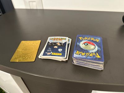 לוט קלפי משחק. 12 קלפי Adrenalyn הוצאת פניני 2020-2021.
62 קלפי פוקימון 1 מהם מוזהב,קלפים החל מ-2016