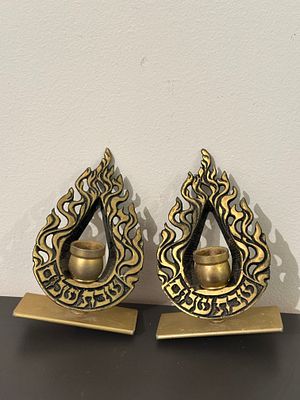 פמוטים עם משטח הבגרה וכיתוב ״שבת שלום״