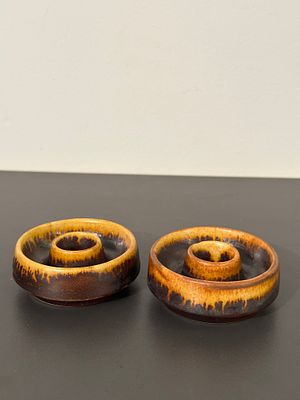 קרמיקה ישראלית. פמוטי קרמיקה תוצרת קרנת,חום צהוב.קיים צ׳יפ צבוע.
קוטר 7 ס״מ גובה 3 ס״מ גובה 