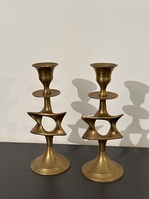 פמוטי נחושת. זוג פמוטי נחושת עם דוגמת מגן דוד, גובה 16 ס״מ.