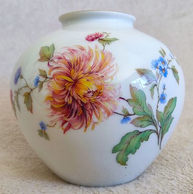 Porcelain vase "Flowers" (Rosenthal). Germany, Rosenthal. אגרטל פורצלן "פרחים" (רוזנטל). גרמניה 