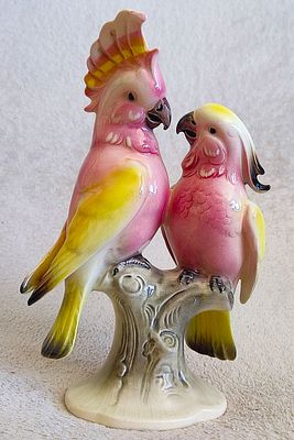 Faience statuette "A pair of parrots". Germany, Hertwig & Co. פסלון פיינס"זוג תוכים". גרמניה 