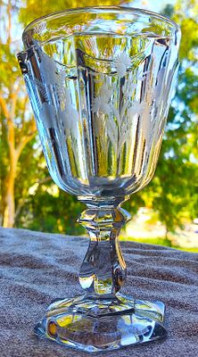 A crystal wine glass. France, 19th century. כוס יין קריסטל. צרפת, המאה ה-19. אין שבבים, סדקים או 