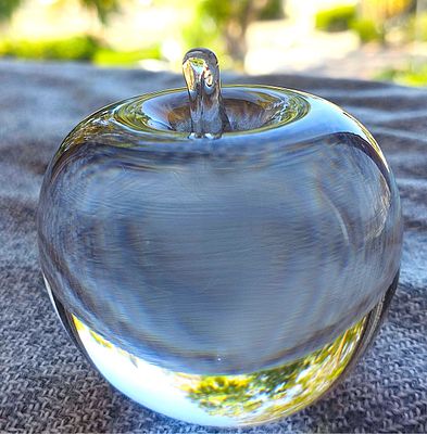 Crystal paperweight "Apple". Germany, Rosenthal. משקולת נייר קריסטל "תפוח". גרמניה, רוזנטל 