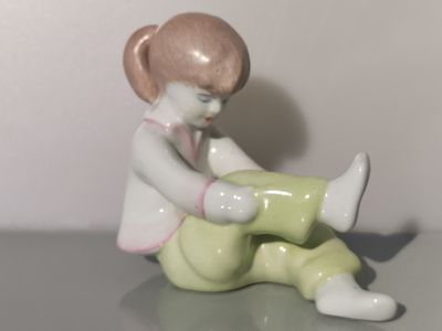 נערת הלבשה וינטג' אקווינקום בודפשט 
פסל פורצלן הונגרי 
גודל - כ- 12 ס"מ x 10 ס"מ x 5 ס"מ