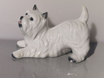 פסלון כלב פורצלן אירופאי עתיק 
גודל - כ- 17 ס"מ x 11 ס"מ x 10 ס"מ - 383 גרם