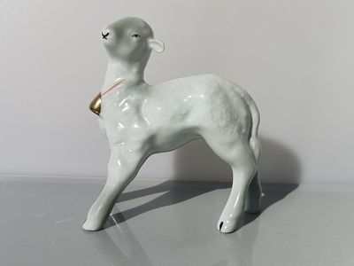 כבש פורצלן וינטג' עם פעמון זהב 
צלמית כנראה ברית המועצות משנות ה-60 
גודל - כ- 12 ס"מ x 10 