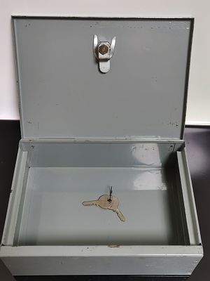 כספת מתכת וינטג' של הכוח עם מנעול מפתח 
23 ס"מ x 17 ס"מ x 7.5 ס"מ - 1100 גרם