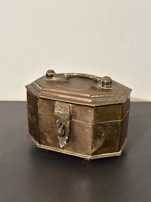 תיבה קטנה. תיבת נחושת קטנה עבודת יד,מידות:‏10x7x7