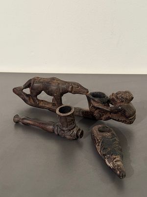 לוט מקטרות עץ מגולפות בעבודת יד.
קטנה 10 ס״מ בינונית 11.5 ס״מ גדולה 21 ס״מ.