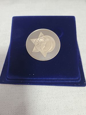 מדליה הסכם השלום ישראל -ירדן 1994. 
ניקל-נחושת קוטר 38.5 ממ עיצוב אברהם פת, נתן קרפ. כולל 