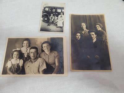 3 תמונות של משפחות בישראל בשנות ה 30/40.התמונות הן חלק מתאור הפריט