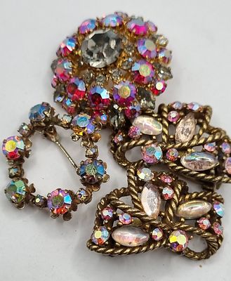 לוט 3 יח' תכשיטים וינטאז'. לוט מ3 פריטים מקסימים משנות ה50-60 2 סיכות + זוג עגילים קליפס. מצב 