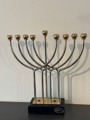 חנוכיה ציפוי זהב וכסף KARSHI. חנוכיה קארשי Karshi ירושלים, ציפוי זהב וכסף.