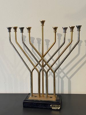 Karshi Jerusalem. חנוכיה של קראשי ציפוי זהב וכסף.
גובה 30.5 ס״מ