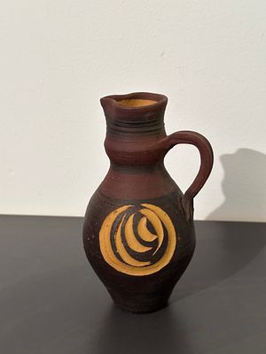 קרמיקה ישראלית. כד קרמיקה עבודת יד חתום שרה ישראל,גובה 15 ס״מ