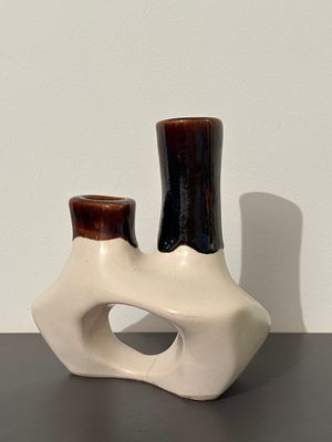 פמוט קרמיקה דו קני, תוצרת כדן. מידות: קן גבוה 18 ס״מ נמוך 13 ס״מ רוחב 17 ס״מ סדק היקפי בתחתית