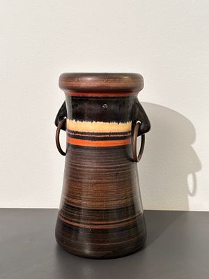 כד קרמיקה ישראלית. כד בית היוצר עם טבעות נחושת בצדדים. צ׳יפ מזערי גובה 20.5 קוטר 10