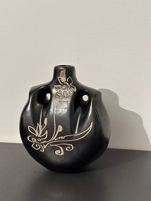 אגרטל ברור חיל. אגרטל קרמיקה שחור עבודת יד,לא שכיח תוצרת ברור חיל.
שימש במקור כאגרטל לתליה.
גובה 