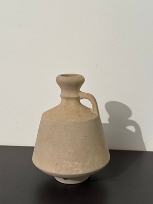 בית מנורה כפר מנחם. בית/בסיס מנורה קרמיקה גולמית תוצרת ברור חיל,חתום.
גובה 16 רוחב כ12 רוחב פיה 2.5