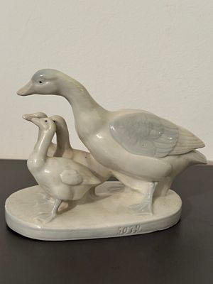 פיגורת פורצלן אמא אווזה,ממוספר וחתום MC
מעט צ׳יפים מזעריים
‏10.5x15