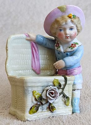 Porcelain figurine "Girl with basket". Germany, Saxony, Conta & Boehme. פסלון פורצלן "ילדה עם 
