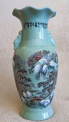 Chinese porcelain vase "Mountain landscape". אגרטל חרסינה סיני"נוף הרים". סין, אמצע המאה ה -20. 