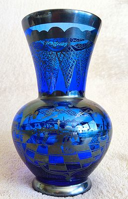 A vase made of Venetian glass with silver painting. Italy. אגרטל עשוי זכוכית ונציאנית עם ציור 