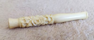 A mouthpiece made of bone. שופר עשוי עצם. עצם מגולפת ביד. אין נזק. מצב שמוצג בתמונה. אורך: 9.7 