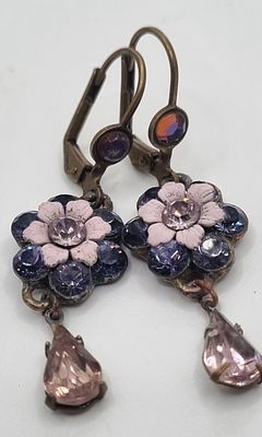 עגילים מיכל נגרין. עגילים עם קריסטלים סברובסקי בגוון סגול.