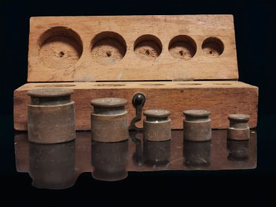 סט משקולות כיול עתיק 
בגרמים עם קופסת עץ וינטג' 
14 ס"מ x 4.5 ס"מ x 4.5 ס"מ - 380 גרם