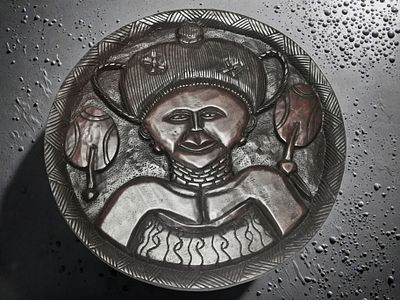 לוחית קיר אפריקה ניגריה מגולפת ביד מעץ כבד עגול אמנות פרימיטיבית 49 ס"מ 2.6 ק"ג 
49 ס"מ - 2620 גרם