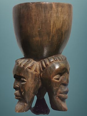 מאפרה אפריקאית וינטג' מעץ מגולף ביד 
חצובה עם שלושה פרצופים שבטיים 
15.5 ס"מ x 9 ס"מ - 487 